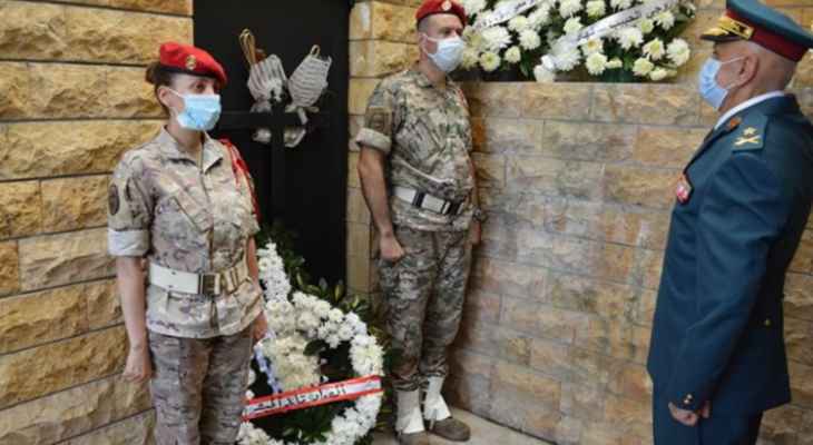 أكاليل من الزهر على ضرائح قادة الجيش المتوفين بمناسبة عيد الجيش
