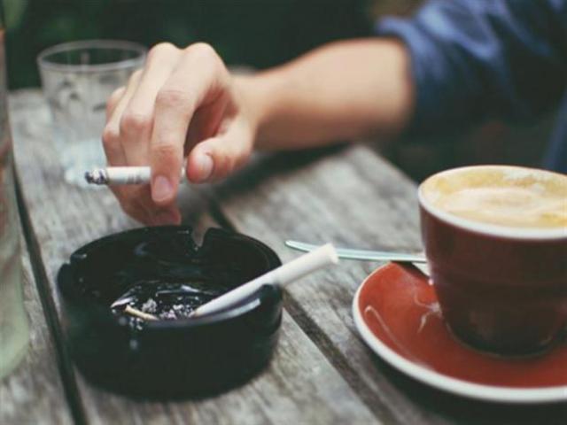 ما سر ارتباط القهوة بالتدخين؟