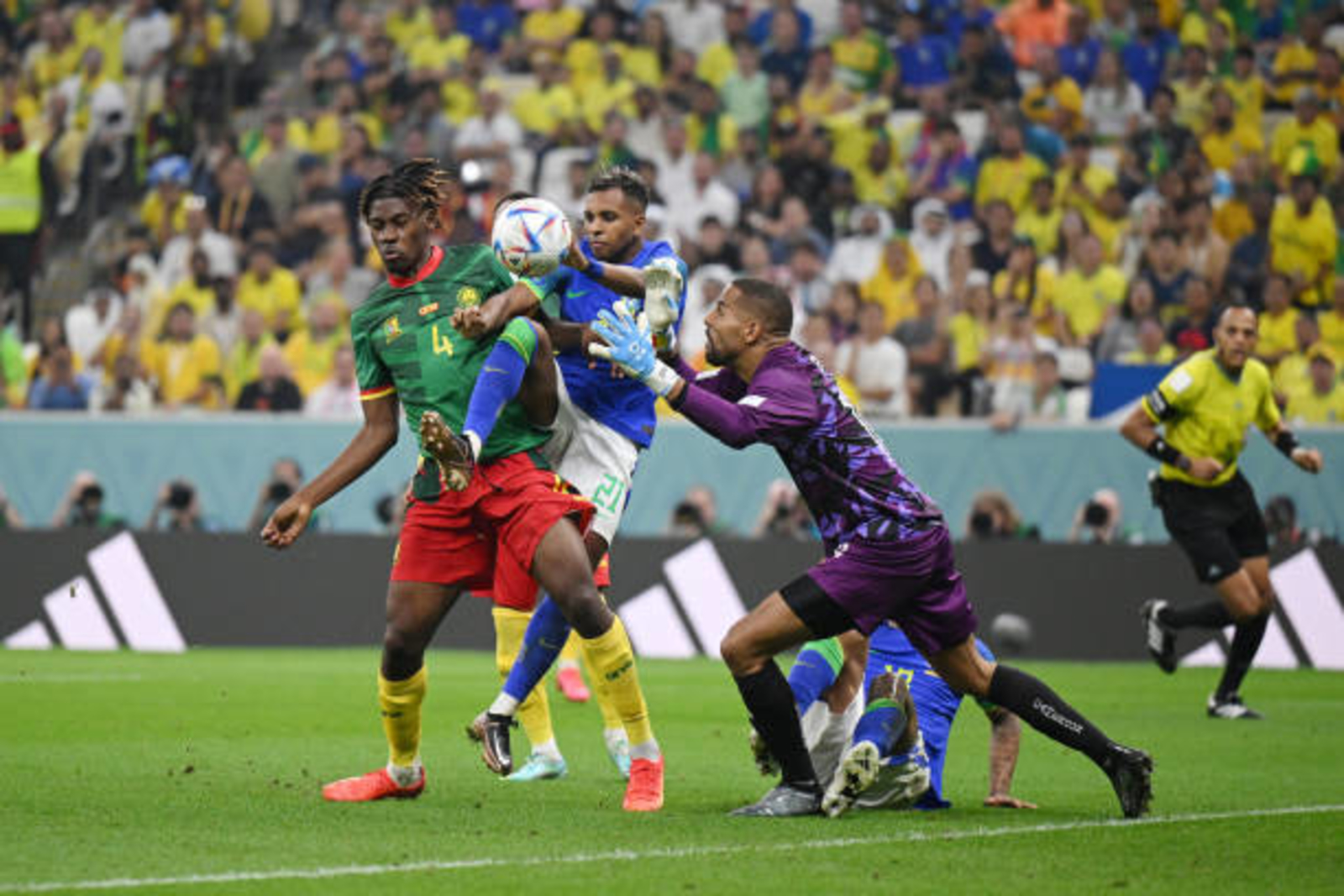 الكاميرون تهزم البرازيل وسويسرا تخطف بطاقة التأهل امام صربيا