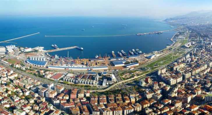 وسائل إعلام تركية: اندلاع حريق جراء انفجار في ميناء سمسون التركي على البحر الأسود