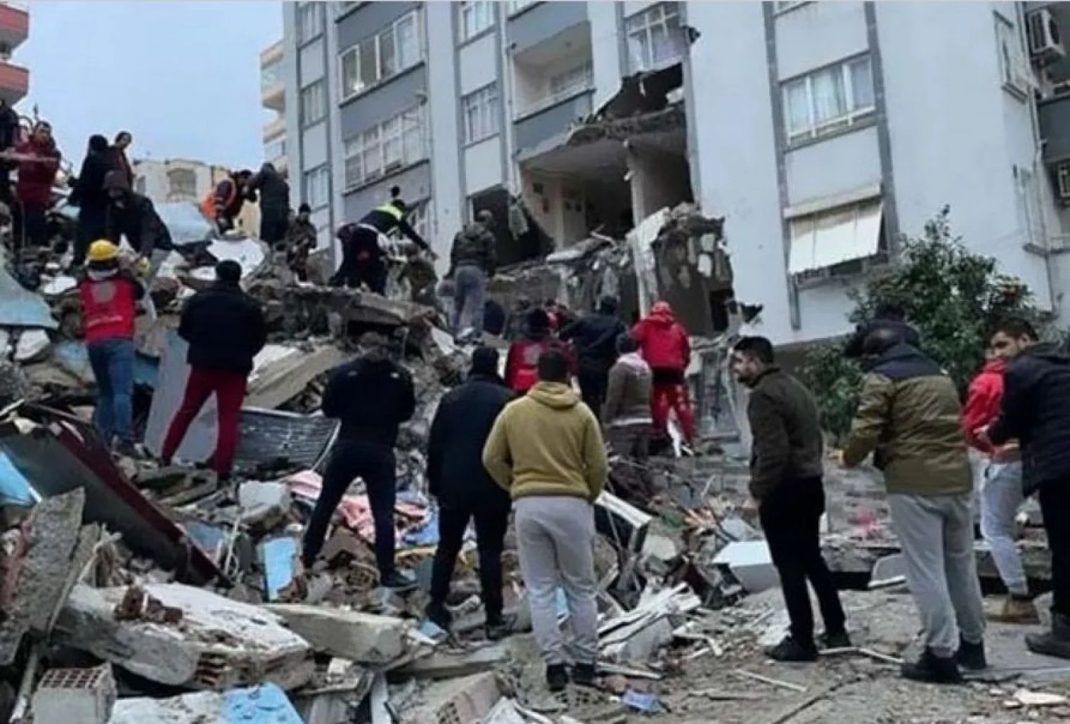 ارتفاع عدد ضحايا الزلزال بتركيا إلى 2921