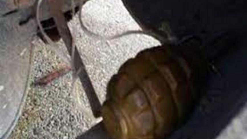 العثور على قنبلة يدوية صالحة للتفجير مربوطة بباب سيارة في جبشيت