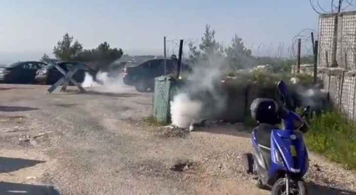 جريح جراء إلقاء جيش العدو الإسرائيلي قنابل صوتية ودخانية على سائقي دراجات نارية مقابل موقع العباد