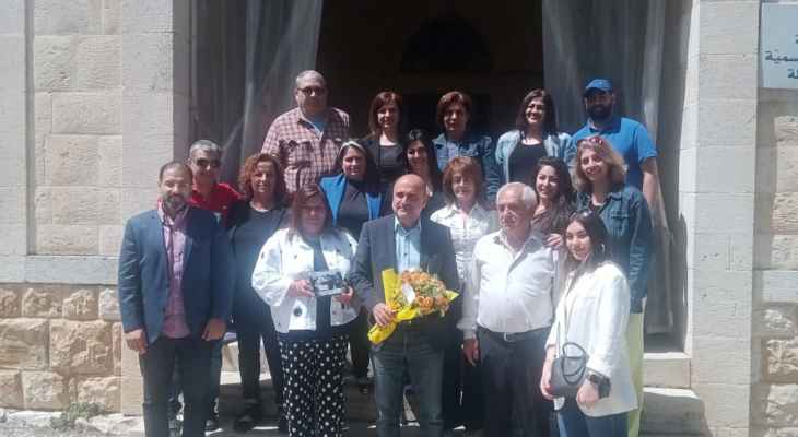 أبي رميا تابع مشروع الطاقة الشمسية المنفذ في مدرسة مشمش الرسمية: لمزيد من المشاريع الإنمائية لمناطق جبيل