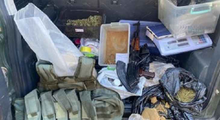 الجيش: دهم منازل مطلوبين في حورتعلا وتوقيف شخص وضبط اسلحة وذخائر ومخدرات