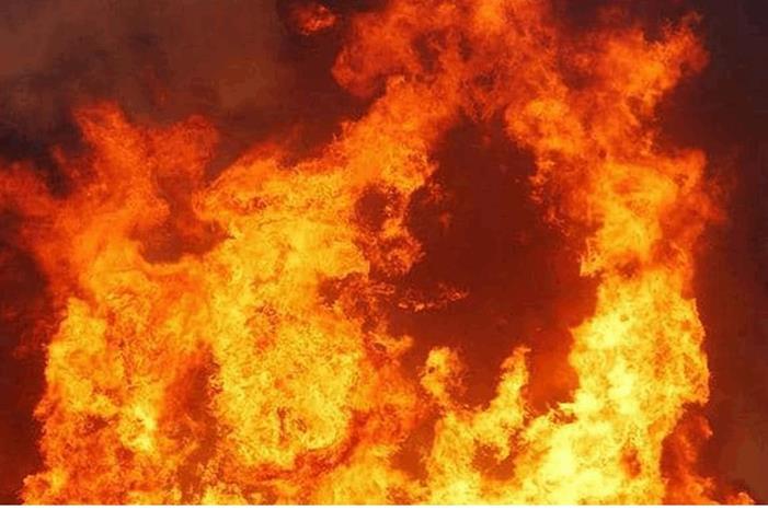 حريق كبير مقابل السفارة الايرانية في بيروت