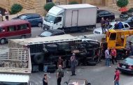 الجيش يرفع الشاحنة عن طريق الكحالة..