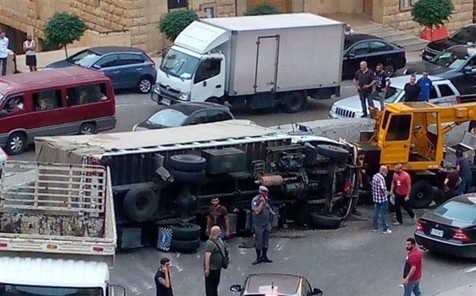 الجيش يرفع الشاحنة عن طريق الكحالة..