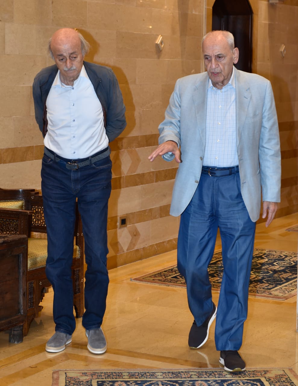 جنبلاط بعد لقائه الرئيس بري في عين التينة: تكلمنا بكل شيء وبالبوادر الإيجابية