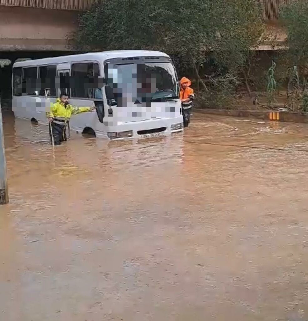 انقاذ ٢٣ تلميذاً احتجزوا داخل باص في نهر الكلب بسبب غزارة المتساقطات