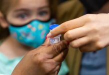 وثيقة داخلية أميركية تربط بين لقاحات كوفيد-19 ووفاة 10 أطفال